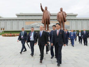 Medvedev Kim İr Senin və Kim Çen İrin heykəlləri önünə gül dəstələri qoyub