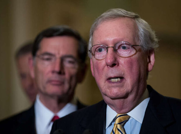 ABŞ senatoru Makkonnell səsverməyə gedərkən yıxılıb ABŞ senatoru Makkonnell səsverməyə gedərkən yıxılıb