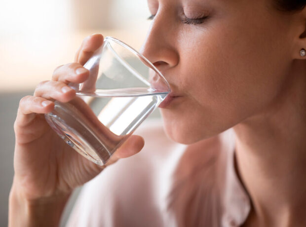 Alimlər yemək zamanı su içmək haqqında mifləri dağıtdılar Alimlər yemək zamanı su içmək haqqında mifləri dağıtdılar