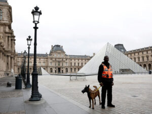 Luvr muzeyinin infrastrukturunun köhnəldiyini elan edib