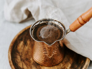 Britaniyalı qadın qəhvəni kanalizasiyaya tökdüyünə görə cərimələnib