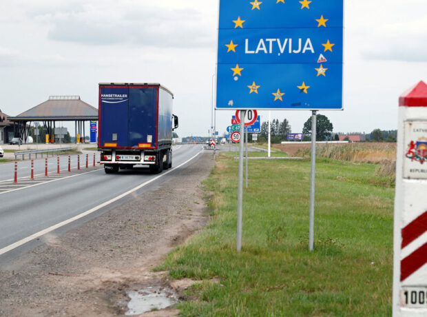 Latviya Rusiya və Belarusla sərhəd keçid məntəqələrində rüsum tətbiq edib Latviya Rusiya və Belarusla sərhəd keçid məntəqələrində rüsum tətbiq edib