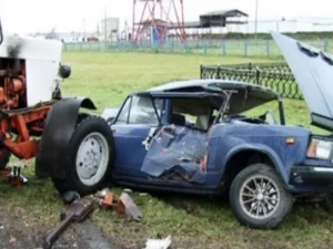 Kürdəmirdə minik avtomobili traktora çırpıldı Kürdəmirdə minik avtomobili traktora çırpıldı