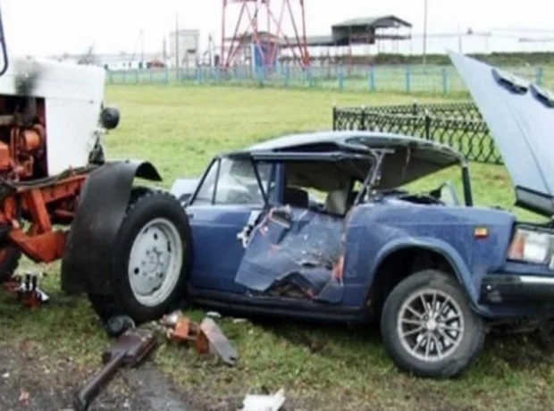 Kürdəmirdə minik avtomobili traktora çırpıldı Kürdəmirdə minik avtomobili traktora çırpıldı