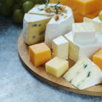 Alim hansı kiflənmiş pendirin yeyilmənin təhlükəsiz olduğunu açıqlayıb