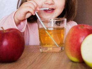 Həkim nə üçün yeməklə şirə və qazlı suyu içməməli olduğunuzu izah etdi Həkim nə üçün yeməklə şirə və qazlı suyu içməməli olduğunuzu izah etdi