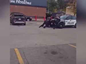 Kanadada polis əməkdaşları iki dəfə məhbusun üzərinə qaçıblar Kanadada polis əməkdaşları iki dəfə məhbusun üzərinə qaçıblar