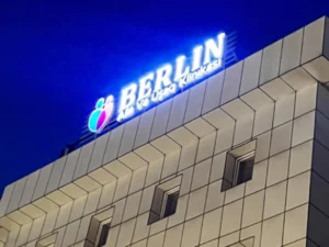 “Berlin” klinikasında tibbi təhsili olmayan şəxs xəstəni əməliyyat edib “Berlin” klinikasında tibbi təhsili olmayan şəxs xəstəni əməliyyat edib