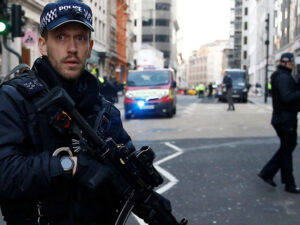 Britaniya polisi qatarda bıçaqlanma hadisəsindən sonra saxlanılanlardan birini azadlığa buraxıb