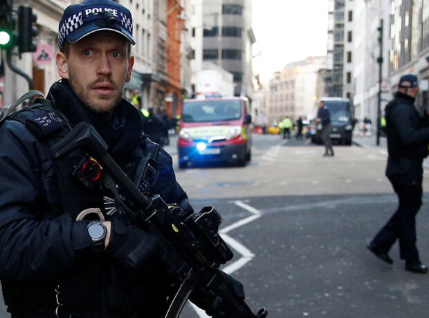 Britaniya polisi qatarda bıçaqlanma hadisəsindən sonra saxlanılanlardan birini azadlığa buraxıb Britaniya polisi qatarda bıçaqlanma hadisəsindən sonra saxlanılanlardan birini azadlığa buraxıb