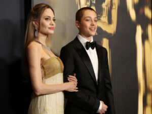 Ancelina Coli və Bred Pittin 17 yaşlı oğlu imicini kökündən dəyişib Ancelina Coli və Bred Pittin 17 yaşlı oğlu imicini kökündən dəyişib