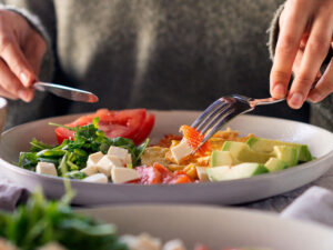 Həkim səhər yeməyini atmağın zərərli təsiri haqqında mifi dağıtdı