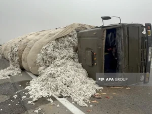 Bakı-Qazax yolunda pambıqla dolu maşın aşıb