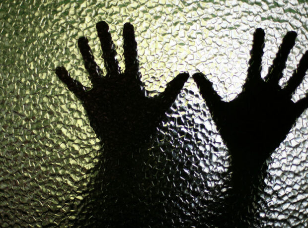 Hindistanda bir qrup kişi 13 yaşlı qıza iki gün ərzində təcavüz edib Hindistanda bir qrup kişi 13 yaşlı qıza iki gün ərzində təcavüz edib