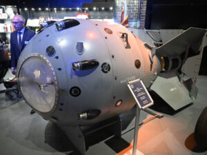 Fizik 1945-ci ildə almanlara atom bombası yaratmağa nəyin mane olduğunu izah etdi Fizik 1945-ci ildə almanlara atom bombası yaratmağa nəyin mane olduğunu izah etdi