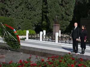 İlham Əliyev və Mehriban Əliyeva ulu öndər Heydər Əliyevin məzarını ziyarət ediblər İlham Əliyev və Mehriban Əliyeva ulu öndər Heydər Əliyevin məzarını ziyarət ediblər