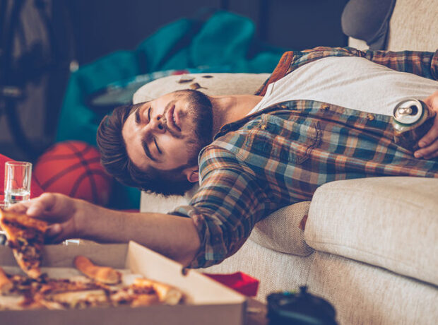 Baş ağrısı keçirdiyiniz zaman niyə “sağlam olmayan” qidaya can atdığınızın səbəbi məlum olub Baş ağrısı keçirdiyiniz zaman niyə “sağlam olmayan” qidaya can atdığınızın səbəbi məlum olub