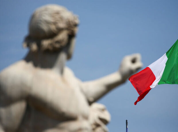 İtaliyada bir məmur nazirliyin binasında yıxılaraq tarixi vitraj pəncərəsini sındırıb İtaliyada bir məmur nazirliyin binasında yıxılaraq tarixi vitraj pəncərəsini sındırıb