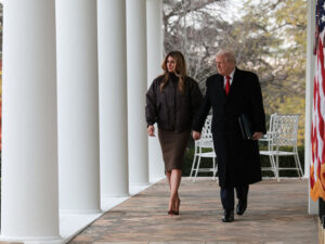 Melaniya Tramp bombardmançı gödəkçə və dar ətəkdə görünüşü ilə pərəstişkarlarını sevindirib