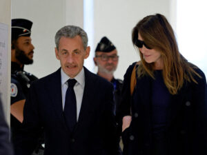 Fransada Sarkozinin qorxusundan həbsxanada ancaq qatıq yediyini iddia edirlər Fransada Sarkozinin qorxusundan həbsxanada ancaq qatıq yediyini iddia edirlər