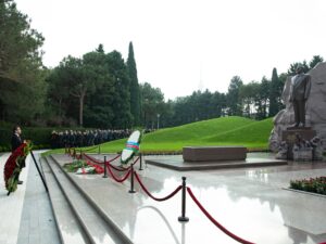 “Azərsun Holdinq”in rəhbər heyəti Ulu Öndərin məzarını ziyarət edib