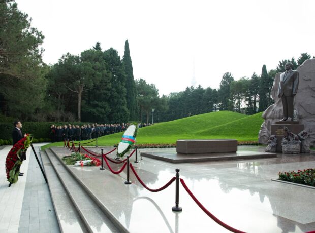 “Azərsun Holdinq”in rəhbər heyəti Ulu Öndərin məzarını ziyarət edib “Azərsun Holdinq”in rəhbər heyəti Ulu Öndərin məzarını ziyarət edib
