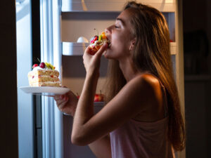 Alim yeməkdən sonra niyə həmişə desert üçün yer olduğunu izah etdi