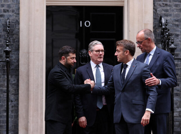 Avropa liderlərini avtobus dayanacağındakı məktəblilərlə müqayisə edirlər Avropa liderlərini avtobus dayanacağındakı məktəblilərlə müqayisə edirlər