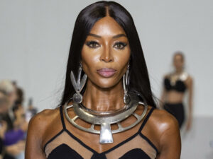 55 yaşlı Naomi Kempbell ictimaiyyət qarşısına bu geyimdə çıxıb 55 yaşlı Naomi Kempbell ictimaiyyət qarşısına bu geyimdə çıxıb