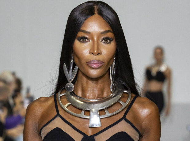 55 yaşlı Naomi Kempbell ictimaiyyət qarşısına bu geyimdə çıxıb 55 yaşlı Naomi Kempbell ictimaiyyət qarşısına bu geyimdə çıxıb