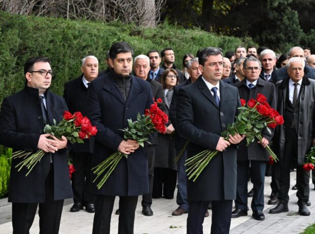 MEDİA-nın kollektivi Heydər Əliyevin məzarını ziyarət etdi MEDİA-nın kollektivi Heydər Əliyevin məzarını ziyarət etdi