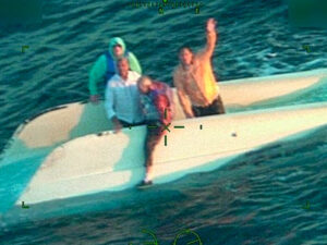 90 yaşlı kişi ilə ailə aşmış katamarana yapışaraq 20 saat dənizdə qalıb