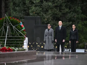 Prezident xanımı və qızı ilə Heydər Əliyevin məzarını ziyarət ediblər Prezident xanımı və qızı ilə Heydər Əliyevin məzarını ziyarət ediblər
