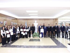 “İlin gənc müəllimi” mükafatlandırıldı – FOTOLAR