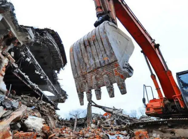 Azərbaycanda məşhur universitetində söküntü işləri başlayır Azərbaycanda məşhur universitetində söküntü işləri başlayır