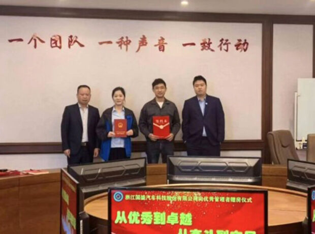 Çində bir şirkət işçilərinə 5 illik xidmət müddətinə görə mənzillər verib Çində bir şirkət işçilərinə 5 illik xidmət müddətinə görə mənzillər verib