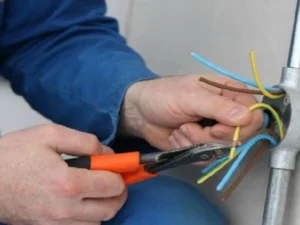 “Azərişıq”ın işçisini cərəyan vurub öldürdü “Azərişıq”ın işçisini cərəyan vurub öldürdü