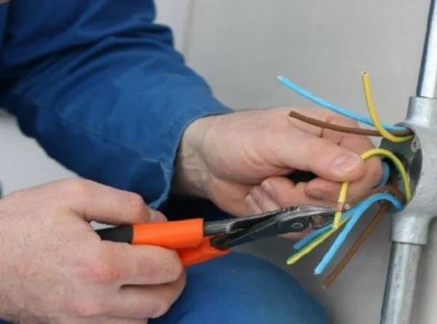 “Azərişıq”ın işçisini cərəyan vurub öldürdü “Azərişıq”ın işçisini cərəyan vurub öldürdü