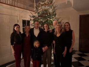 Bayden ailəvi Milad fotosunda “gizlənib” Bayden ailəvi Milad fotosunda “gizlənib”