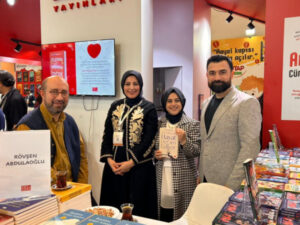 Rövşən Abdullaoğlu Türkiyədəki kitab sərgisində oxucularla görüşüb Rövşən Abdullaoğlu Türkiyədəki kitab sərgisində oxucularla görüşüb