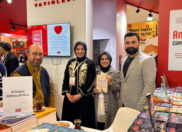 Rövşən Abdullaoğlu Türkiyədəki kitab sərgisində oxucularla görüşüb Rövşən Abdullaoğlu Türkiyədəki kitab sərgisində oxucularla görüşüb