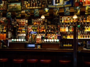 İrlandiyada meyxanalar kütləvi şəkildə bağlanıb