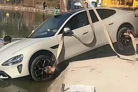 Xiaomi SU7 elektromobili avtopark rejiminə görə gölməçəyə batıb Xiaomi SU7 elektromobili avtopark rejiminə görə gölməçəyə batıb