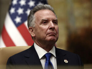 Hava dispetçerləri bildirdilər ki, Whitkoffun təyyarəsi ABŞ hüdudlarından kənarda uça bilərdi