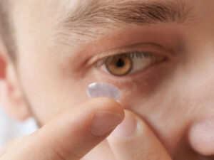 Həkim qışda kontakt linzalardan necə istifadə edəcəyini izah etdi Həkim qışda kontakt linzalardan necə istifadə edəcəyini izah etdi