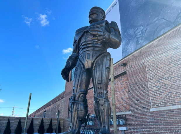 Detroitdə Robocopun bürünc heykəli ucaldılıb Detroitdə Robocopun bürünc heykəli ucaldılıb