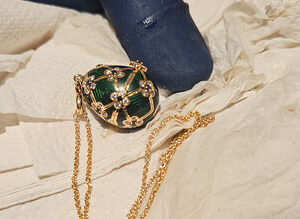 Yeni Zelandiyada oğru nadir Faberge kulonunu udub Yeni Zelandiyada oğru nadir Faberge kulonunu udub