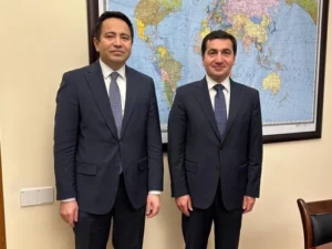 Hikmət Hacıyev Qazaxıstanın Azərbaycandakı səfiri ilə görüşüb