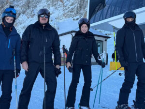 İlham Əliyev nəvələri ilə Şahdağda xizək sürdü İlham Əliyev nəvələri ilə Şahdağda xizək sürdü