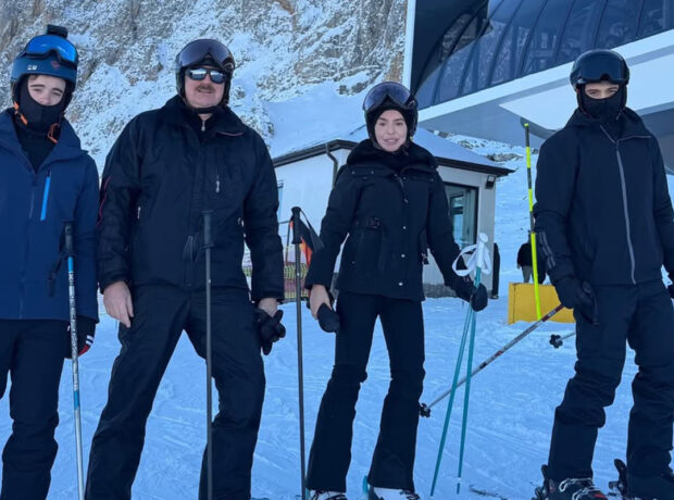 İlham Əliyev nəvələri ilə Şahdağda xizək sürdü İlham Əliyev nəvələri ilə Şahdağda xizək sürdü